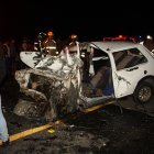 La parte delante del auto en el que se movilizaba el maestro quedó destrozada.