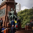 El presidente de Ecuador, Guillermo Lasso (c), muestra sus respetos durante una ofrenda floral en el monumento al general José de San Martín, una tradición entre los mandatarios que visitan la capital argentina, como parte de su primera visita al país suramericano, hoy, en Buenos Aires (Argentina). El jefe de Estado ecuatoriano encabezó esta ofrenda en compañía del canciller argentino, Santiago Cafiero, quien este domingo lo recibió con honores a su llegada al aeropuerto internacional Jorge Newbery de Buenos Aires. EFE/ Juan Ignacio Roncoroni
