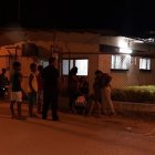 En el exterior del hospital familiares de Edison Lainez lamentaron lo ocurrido.