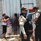 Familiares del ahora occiso lloran por él mientras la Policía resguarda la escena del crimen.