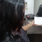 Una depositante contempla el recibo que le dieron para hacer efectivo el cobro de capital e intereses.