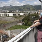 Verónica Reinoso muestra las instalaciones abandonadas a medio construir.