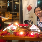 Sus ojos rasgados atraen las miradas de las oyentes de Radio Punto Rojo.