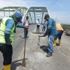 Trabajadores realizan labores de mantenimiento en la estructura.
