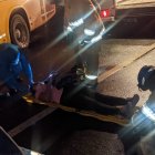 Una de los heridos es asistida por personal paramédico.