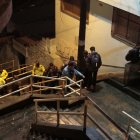 Los agentes de Policía se quedaron en el sitio levantando indicios en torno a esta muerte violenta.
