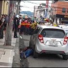 La víctima quedó tirada al pie de un vehículo.