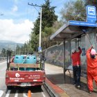 Cada cuadrilla realiza la limpieza de 30 a 40 paradas diarias, según los trabajadores.