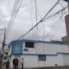 Los cables colgados detrás del consultorio médico.