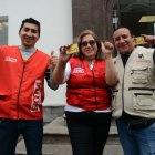 Édison (izqda.), Ruth y Rubén se encargan de las zonas de Tumbaco, Centro Histórico y Cotocollao.