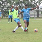 Newton  Williams (d), de 21 años, destaca como delantero de 9 de Octubre.