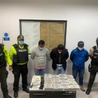 Uno de los detenidos intentó esconder una pistola en un baño.