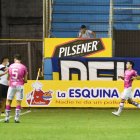 Lorenzo Faravelli (d) celebra tras marcar el gol del triunfo de Independiente del Valle sobre Delfín, en Manta.