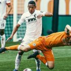 El volante ecuatoriano Carlos Gruezo fue titular en la victoria de Augsburgo. Jugó 88 minutos.