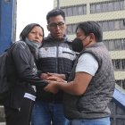 La madre de la víctima (izq.) todavía no supera la pérdida de la adolescente.