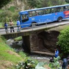 Vecinos atribuyen los deslizamientos también al paso de los autobuses.
