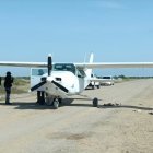 Hasta la tarde de este domingo 24 de abril, la aeronave era vigilada en el sitio donde la encontraron.