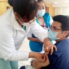 Las autoridades de Salud insisten en la vacunación para protegerse de enfermedades infecciosas como la covid y la influenza.