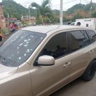 Así quedó el vehículo baleado por antisociales en el centro de Santa Ana.