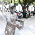 La estatua es parte de las esculturas de personajes íconos ubicadas en el centro de la ciudad.