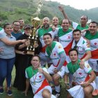 La selección máster del colegio San Agustín estuvo acompañada por el sacerdote Wilson Malavé (sosteniendo el trofeo).