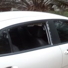 Un carro abandonado y con los vidrios rotos fue abandonado cerca de donde se encontró el cuerpo del chico que había desaparecido.