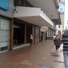 Peatones caminan por el sector donde esta mañana una mujer fue asaltada, luego de salir de una agencia bancaria.
