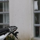 Las balas fueron directo a los ventanales del recinto. Allí había cuatro oficiales.