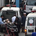 Un niño afgano herido es trasladado de una ambulancia al hospital Estiqlal después de una explosión suicida masiva en una mezquita chiíta en Kabul el 21 de noviembre de 2016.