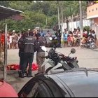 Policías realizan las primeras diligencias para el levantamiento del cadáver y la investigación correspondiente.