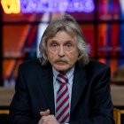 El comentarista y exfutbolista Johan Derksen está en aprietos, luego de confesar que abusó de una mujer en su juventud.