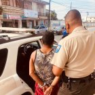 Momentos en los que la Policía se llevaba detenido al sospechoso.