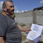 Carlos Torres muestra la factura en la que le cobran por el  servicio.