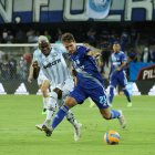 Casas de pronósticos de eventos deportivos auspician a equipos ecuatorianos. En la camiseta de Emelec aparece Bet593. La de Guayaquil City tiene a Betcris.