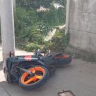 La motocicleta en la que se movilizaba el agente Paladines quedó contra un poste de alumbrado público.