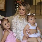 Si tu opción no es vestirte igual que tus hijas, puedes jugar con los colores, que de igual manera se verán cool con ese toque de uniformidad.