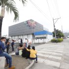 Familiares de las víctimas acudieron al Laboratorio de Criminalística y Ciencias Forenses.