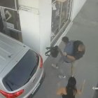 En grabación de cámara de vigilancia quedó registrado el momento en el que Sabando enfrentó al 'choro'.