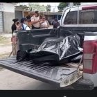 El cuerpo de la víctima esperó en el balde de una camioneta hasta le llegada de medicina legal.