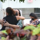 Familiares de Patricio Castro, una de las cinco victimas mortales llegaron al Laboratorio de Criminalística.