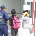 La hermana y la tía del jovencito de 14 años asesinado acudieron al Laboratorio de Criminalística.