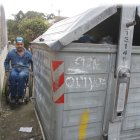 En las calles de  Quito, algunos depósitos de basura dejan sin espacio al ciudadano.