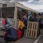 Ciudadanos son evacuados de la planta de acero de Azovstal, en la ciuad ucraniana de Mariupol, donde arrecian los ataques rusos.