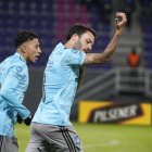 El volante de Emelec anotó los dos goles que le dan temporalmente la victoria a Emelec.