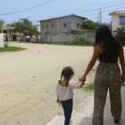 La mujer con su pequeña.