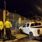 La camioneta se estrelló contra el muro de una vivienda.