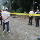 La mujer quedó tirada sobre una vía empedrada.