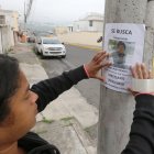 La hija de la desaparecida ha pegado hojas con la foto de la señora en Quito.