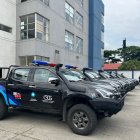 Cynthia Viteri entrega camionetas a la Policía Nacional