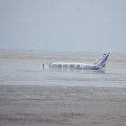 Con la marea baja, la aeronave es totalmente visible desde la orilla.